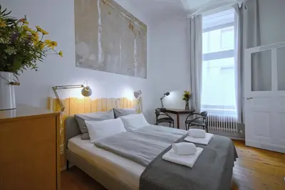 Image de Appartement rénové avec une nouvelle salle de bains, cuisine séparée et lave-linge