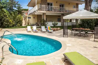 Maison familiale de vacances accueillant avec vue panoramique sur la mer, piscine privée, jardin