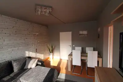 Image de Appartement E Zentrumsnah avec des espaces de stationnement devant la maison