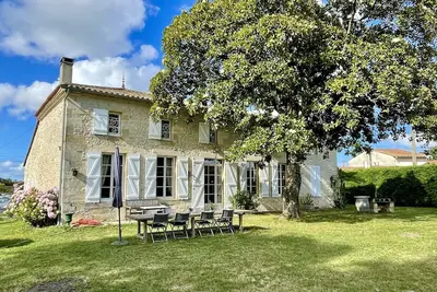 Image de Maison en pierre authentique dans un cadre idyllique, avec piscine et Wifi
