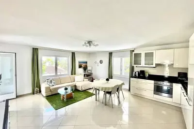 Image de Grande maison de vacances moderne dans le 2-Fam. Maison avec jardin! 2 min de la plage