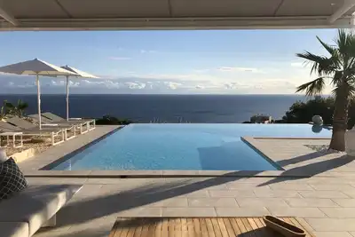 Image de villa de luxe avec vue spectaculaire sur la mer