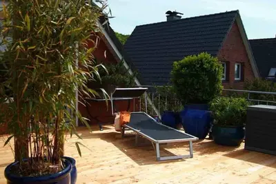 Image de Détente pure sur la grande terrasse sur le toit 42 m² - chaise de plage - vue fantastique