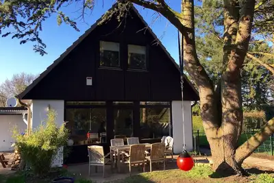 Image de Maison individuelle entièrement rénovée avec jardin dans un quartier calme adapté aux enfants