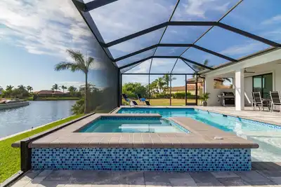 Nouveau 2017: Villa Aviva, grande terrasse plein sud avec spa / piscine chauffée, directement sur le canal