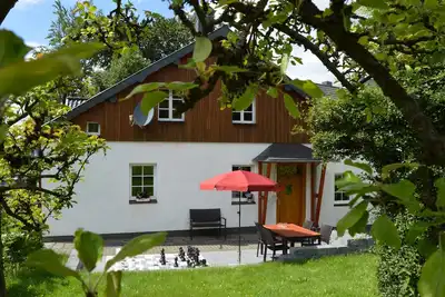 Image de À Schmedte, convivialité pour les familles et calme, avec salles de jeux, terrasse avec barbecue
