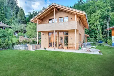 Image de Maison en bois design de luxe avec style en Bavière avec sauna, jardin et vue sur la montagne