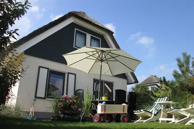 Image de villa de vacances au toit de chaume adaptée aux enfants près de la plage, sauna, rénovée, WiFi, etc.