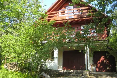 Image de Une maison d'été calme dans le Kashubian Suisse lac Kniewo.