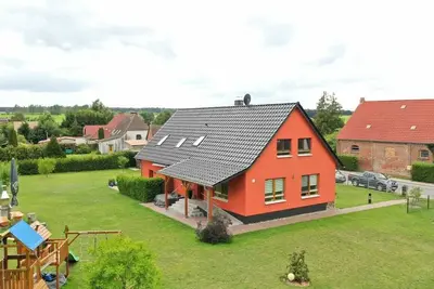 Image de 2 chambres, 1 salle de bain + Wc; Au dessus d'un Wc 4-6 personnes, 130 m²; Terrain de 1500m²