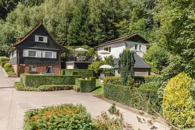 Image de Détaché droit de villa sur le bord dans les pentes sud avec Aussensaunacota