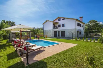 Image de Aménagement agréable et moderne, grand jardin privé, près de la mer