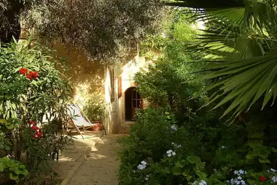 Image de 'Maison olivier' - Amoureusement ferme restaurée dans le jardin luxuriant