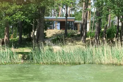 Image de Maison de vacances de luxe au bord du lac, confort naturel dans un style moderne