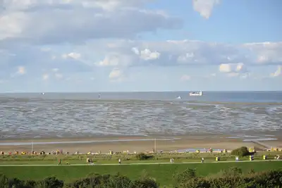 Image de Belle vue avec un grand balcon ouest, à distance de marche de la plage de sable