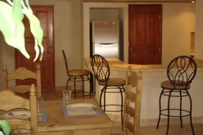 Image de Grande suite présidentielle sur la marina! Immense 4 lits, 4 salles de bain, peut accueillir jusqu'à 16!