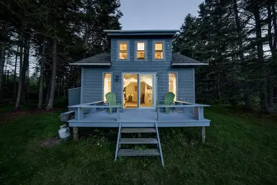 Image de Calme Ocean Front Cottage avec vue imprenable, la plage privée située à Rockland