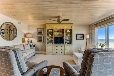 Image de Oceanfront Living à son meilleur! Professionnellement rénové et décoré avec une vue à couper le souffle sur l'océan.