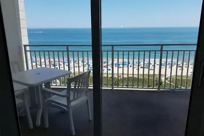Image de Direct Oceanfront Condo au 11ème étage avec une vue imprenable sur l'océan et la baie
