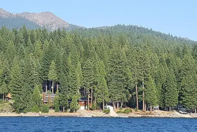 Image de Propriété de luxe au bord du lac - 222 pieds du lac