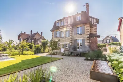 Image de Magnifique villa normande classée avec jardin paysager proche de la mer