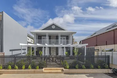 Image de The Black Shack Quindalup une toute nouvelle maison de designer de style Hamptons sur la plage