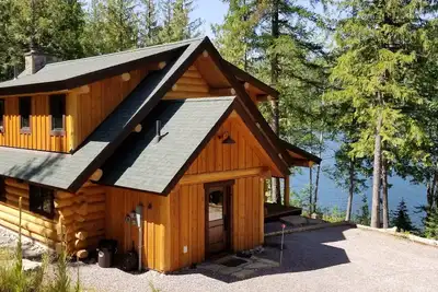 Image de A Serene Lake Front Cabin minutes du parc national West Glacier
