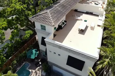 Image de Maison à Fort Lauderdale avec piscine et toit