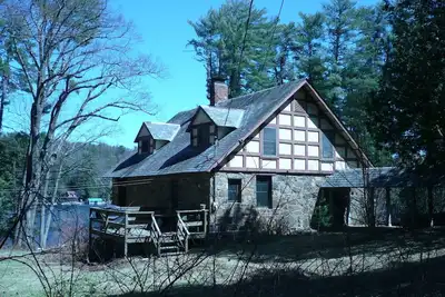 Image de Cottage en pierre Lakefront historique dans un cadre privé, de belles vues