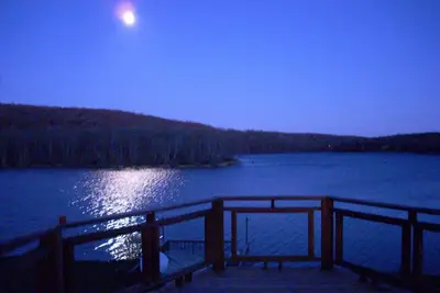 Image de Belle maison privée privée au bord du lac pleine grandeur avec quai \/ bateaux