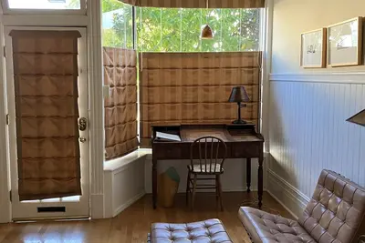 Image de Incroyable appartement victorien historique avec rénovation moderne, + patio arrière dans la vallée de Noe