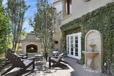 Image de Beauté de Corona Del Mar avec 2 patios, côté océan de Pch, près de la plage / shopping