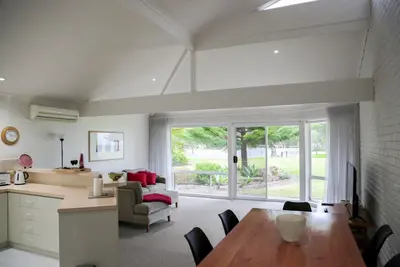 Image de Surfleet Holiday Unit ~ l'endroit qui offre une petite escapade «côté plage».