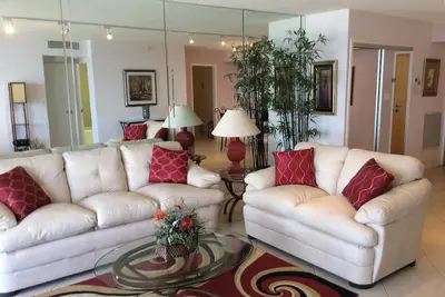Image de Surfside Floride Condo - Vue sur l'océan, balcon, confortable et ensoleillé toute la journée