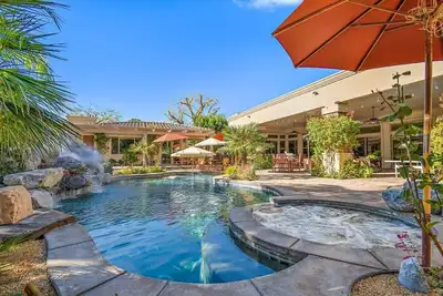 Image de maison personnalisée avec plus de 5000 pieds carrés d'espace de vie sur un acre avec piscine