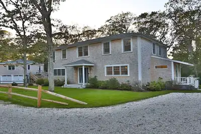 Image de Nouveau 5 lits, 4. 5 salles de bain avec sous-sol complet! À quelques minutes du centre-ville d'Oak Bluffs.