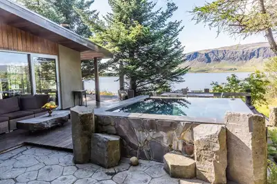 Image de Villa de luxe au bord du lac - Moderne - Vue imprenable - Spa à débordement