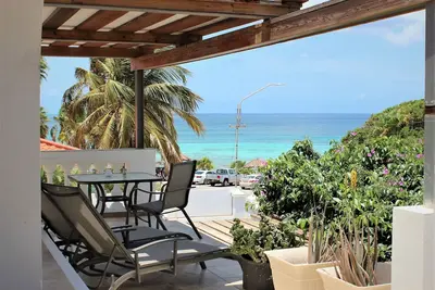 Image de Beach villa blanche vue sur la mer appartement B, meilleur emplacement!