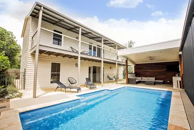 Image de 4br * 2 Ba * 10 personnes * Piscine * Près de la ville et de la rampe de bateau