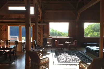 Image de 5500sqft Montagne Grange sur 300 acres de terrain boisé. La structure magnifique, une vue imprenable!