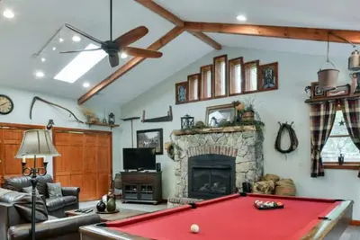 Image de The Hiding Place - All-One-Level Carriage House - Table de billard, bain Ă remous