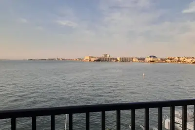 Image de Vues magnifiques, Direct Bayfront Condo