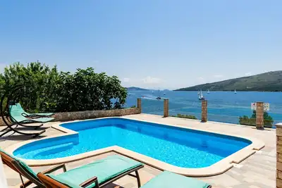 Villa en bord de mer, entourée d'une pinède avec 34 m2 de grande piscine chauffée.