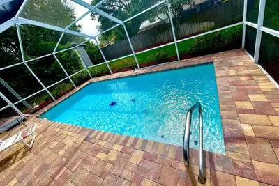 Image de 3 chambres ~ 2 salles de bain ~ Piscine ~ Wifi ~ Animaux acceptés \/ Piscine chauffée en option