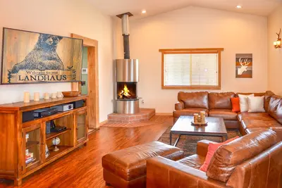 Image de The Landhaus - Cabane en bois très spécial avec jacuzzi, cheminée et superbe décoration de Noël