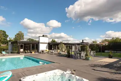 Image de Maison design de luxe de 540m2 au bord du lac avec piscines