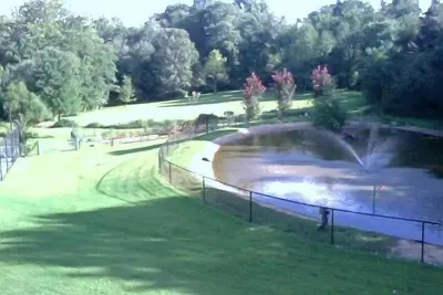 Image de 2 Acre Private French Country Estate: Étang, piscine chauffée, bain à remous, tennis ct