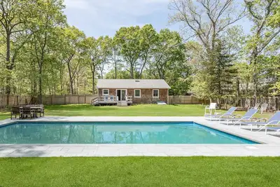 Image de Une retraite tranquille à East Hampton avec une nouvelle piscine privée