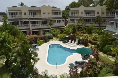 Magnifique condo avec WiFi et balcon donnant sur la piscine et le jardin - Étapes de la plage