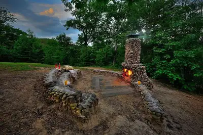 Image de Mountain Star: Vues fantastiques sur la montagne et la ville! Foyer extérieur en pierre, salle de jeux, bain à remous et plus encore!